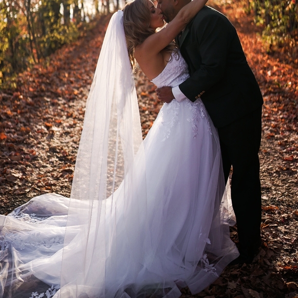 Elegant White Lace Off-Shoulder Dress - Picture 3 of 3